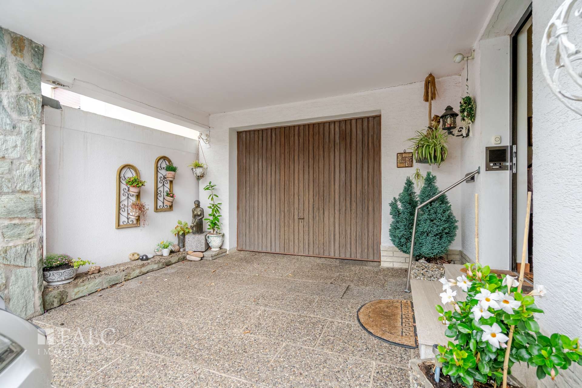 Eingang mit Garage